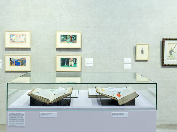 Modebücher und Illustrationen in einer Vitrine der Galerie Stihl Waiblingen
